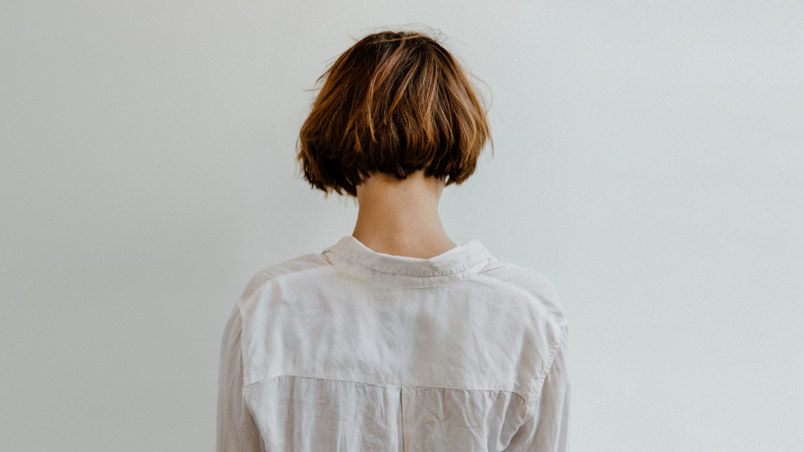 woman in linen shirt from the back