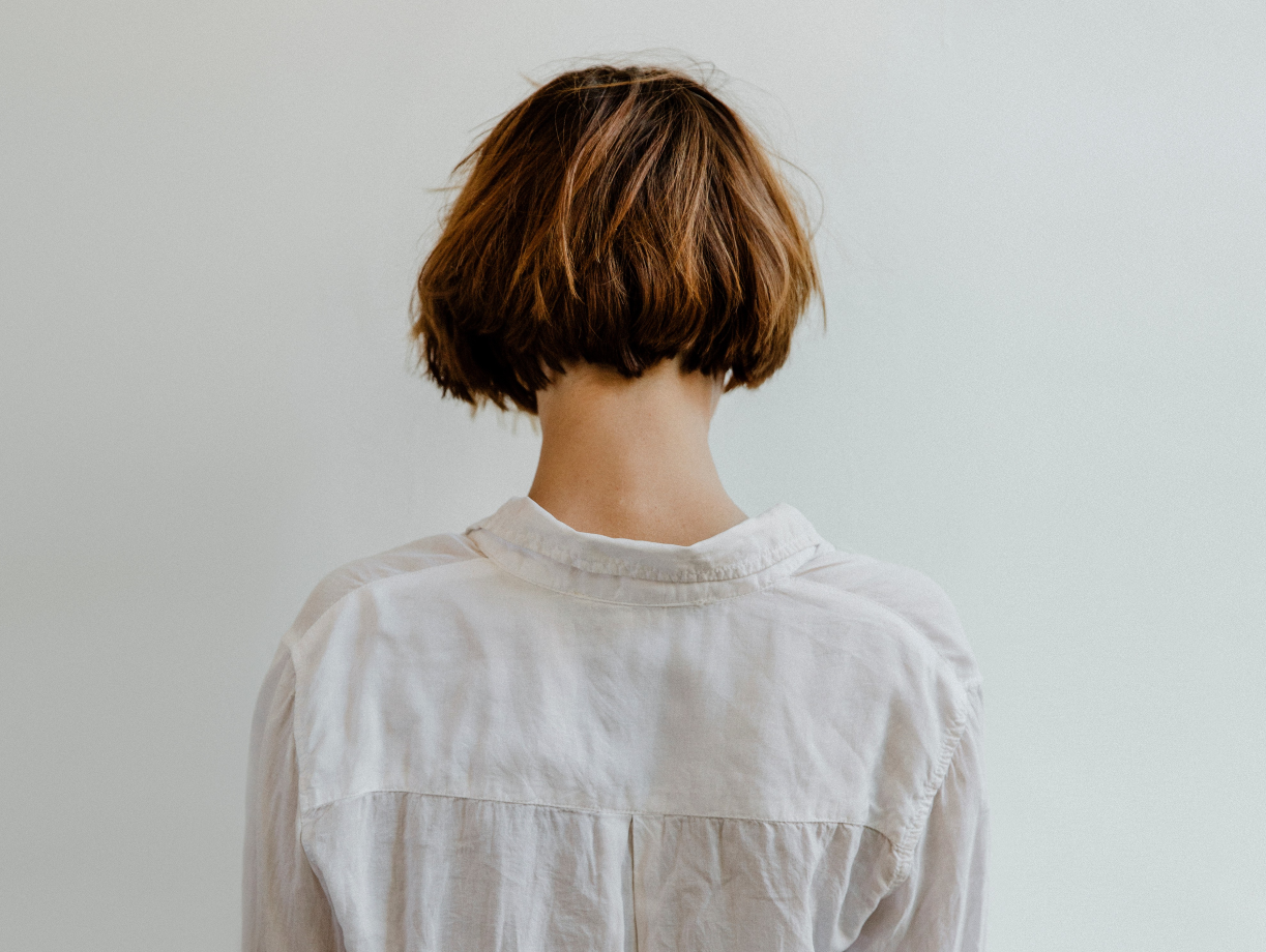 woman in linen shirt from the back