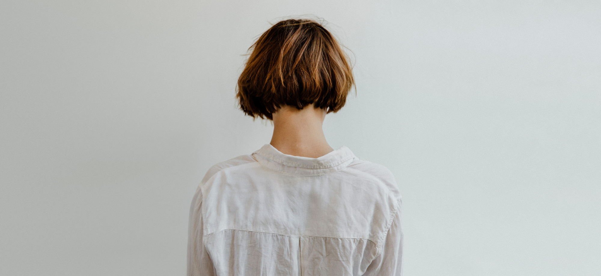 woman in linen shirt from the back